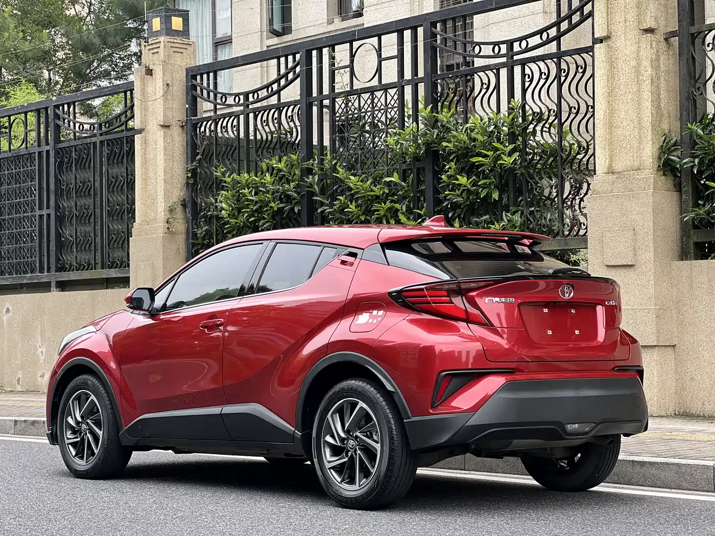 Toyota C-HR 2021 2.0L Luxury Edition фото 4