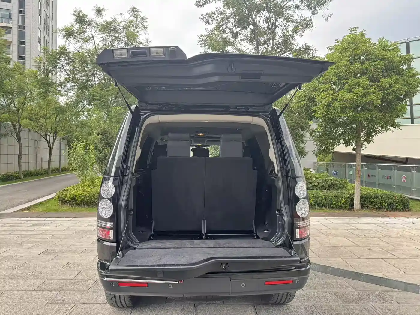 Land Rover Discovery 2016 3.0 SC Gloss Black Collector's Edition HSE фото 18