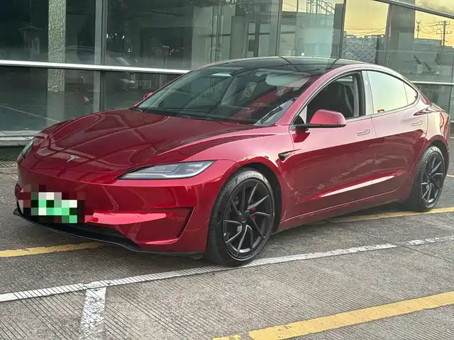 Tesla Model 3 Высокопроизводительный полный привод