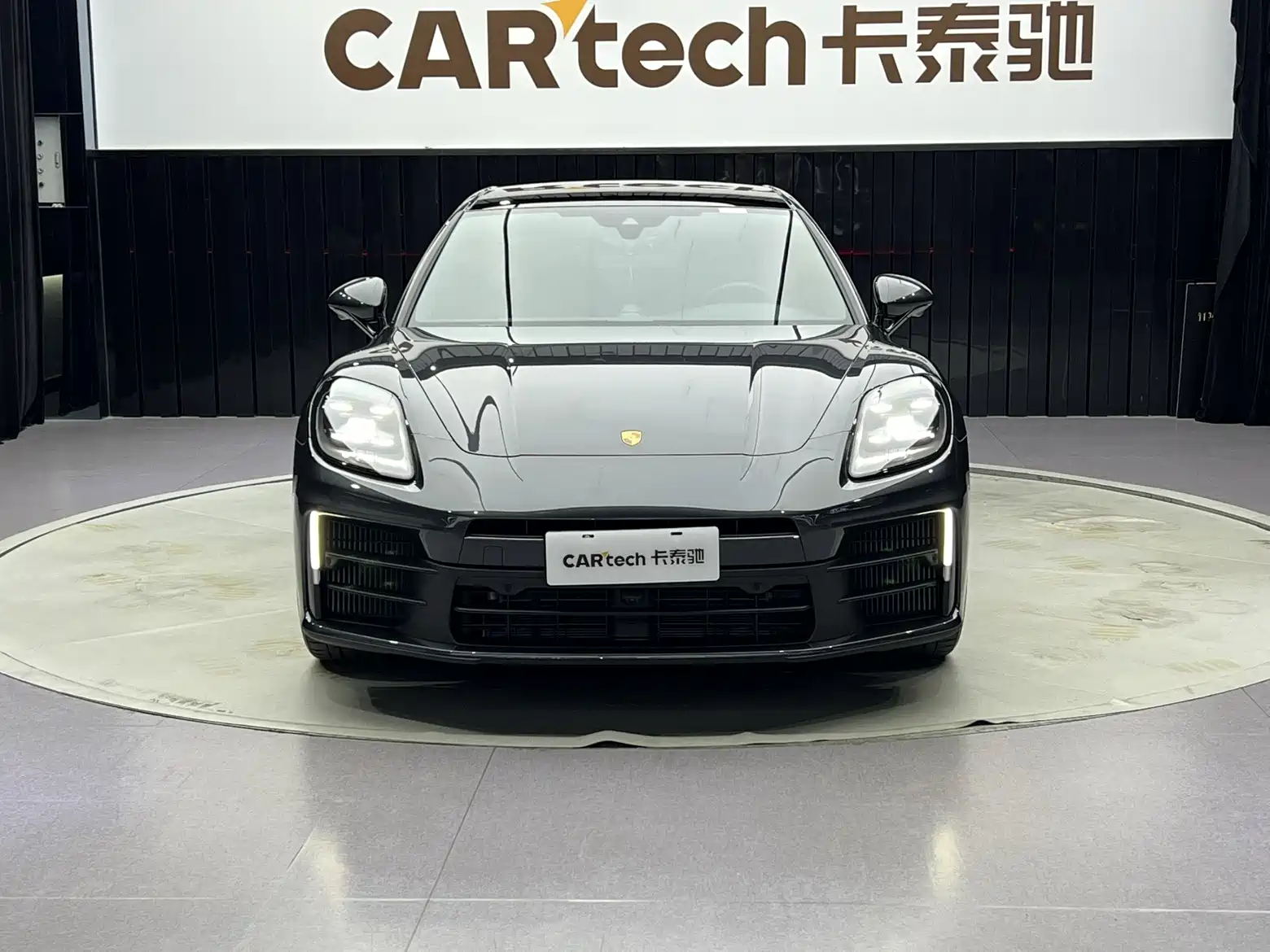 Photo 3 - Porsche Panamera