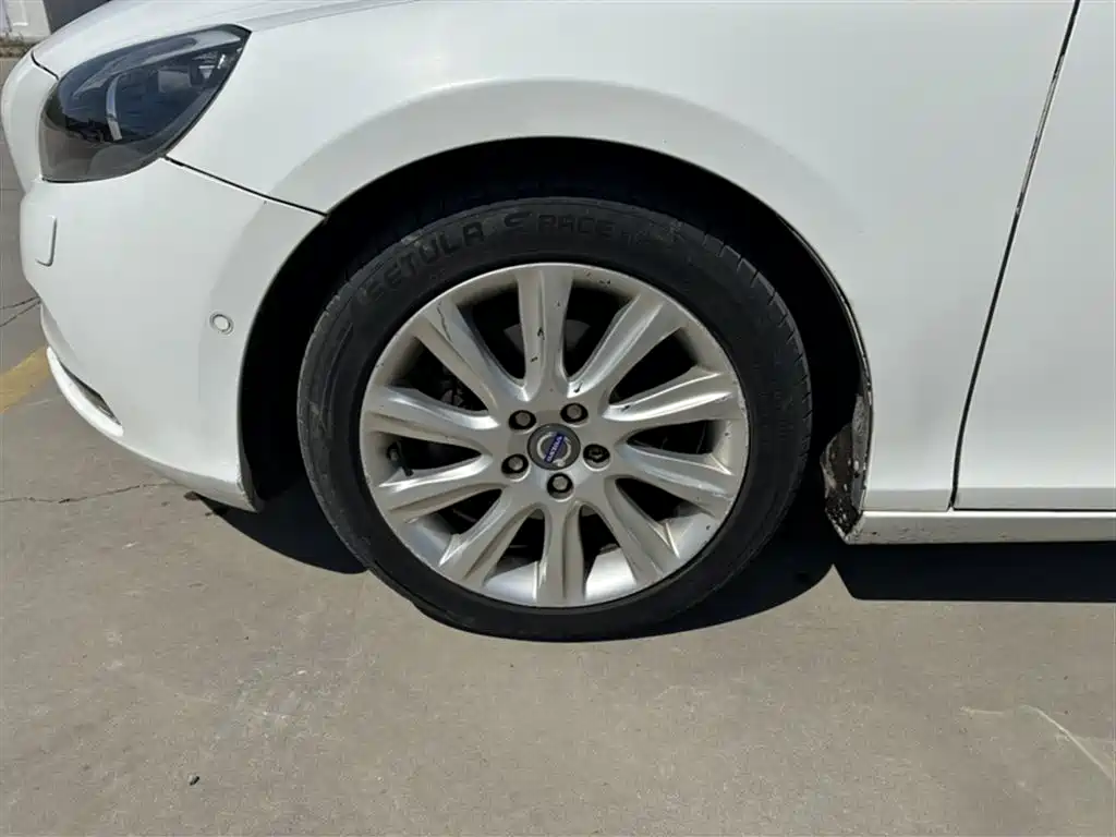 Фото 22 - Volvo V40