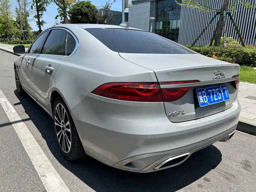 Photo 6 - Jaguar XFL
