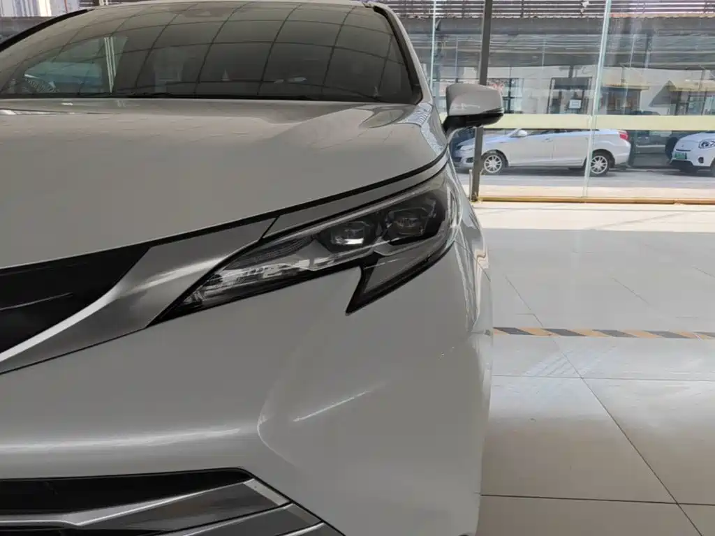 Фото 24 - Toyota Sienna