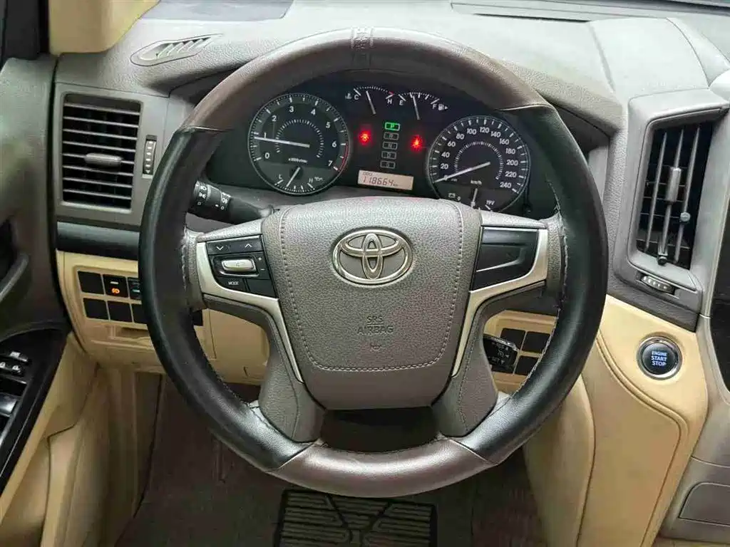 Toyota Land Cruiser (Import) 2015 4.0L V6 Middle East Low Configuration Edition фото 6
