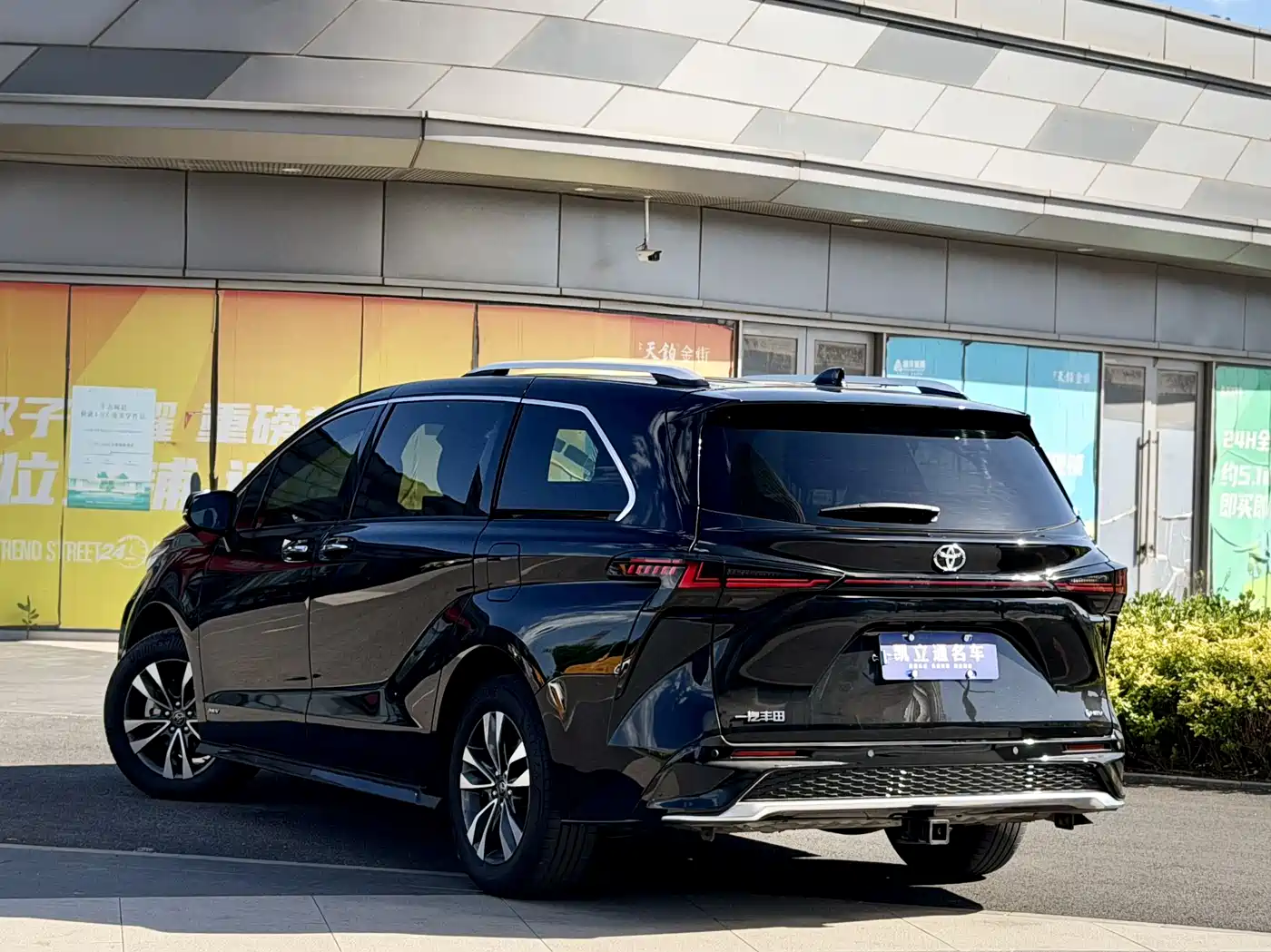 Toyota Granvia 2024 2.5L Hybrid Luxury фото 3