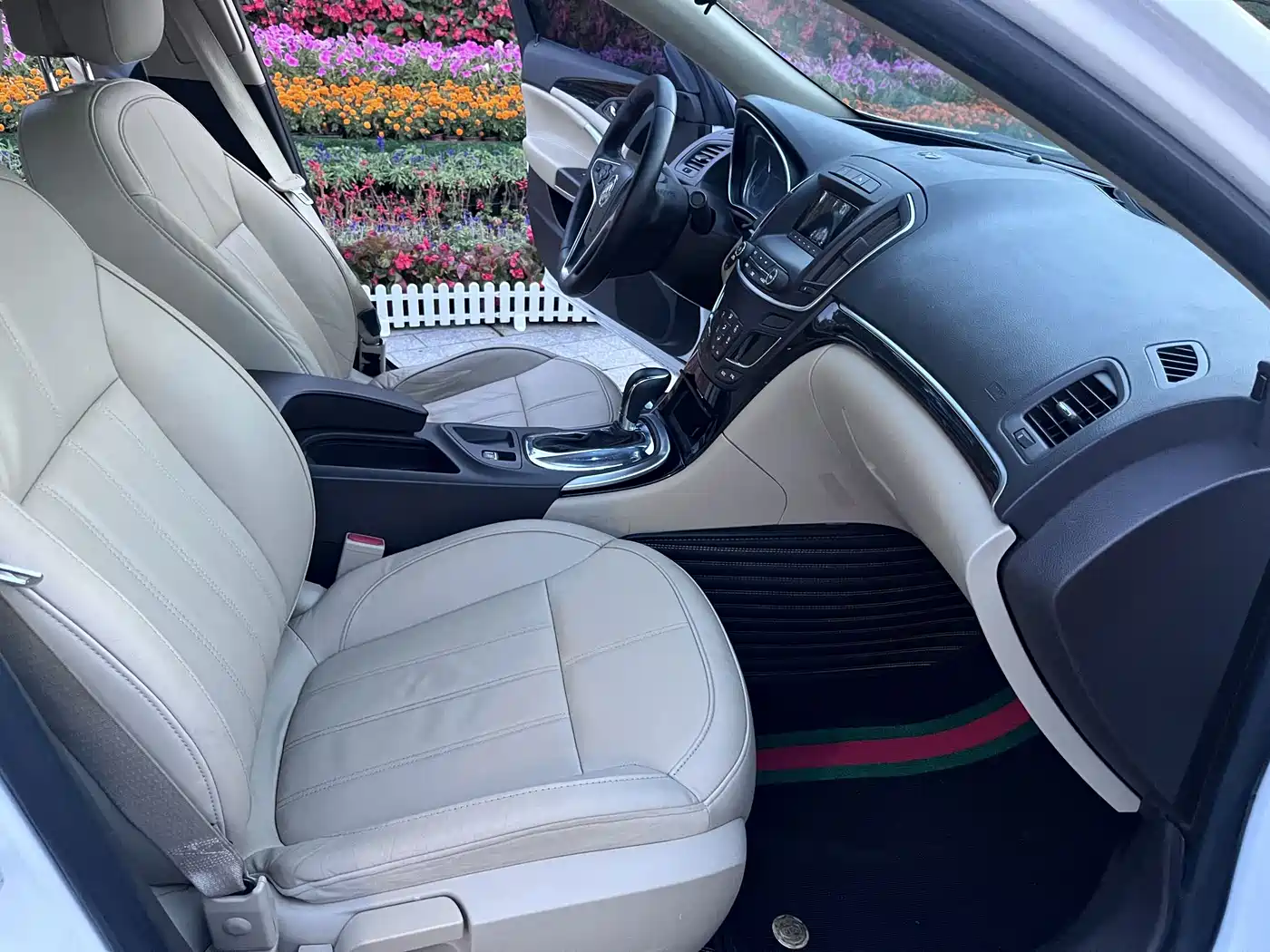 Photo 12 - Buick Regal