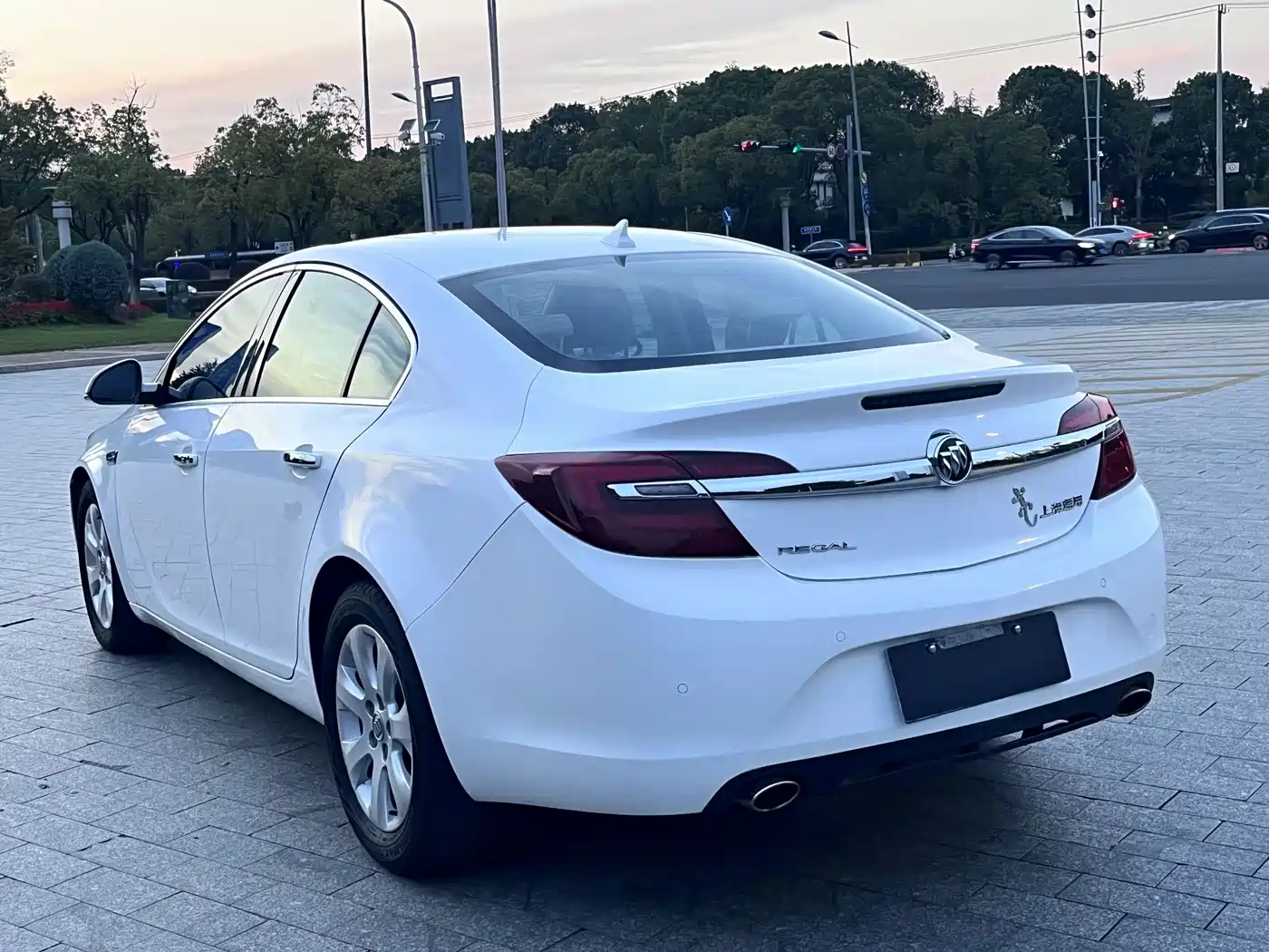 Photo 6 - Buick Regal
