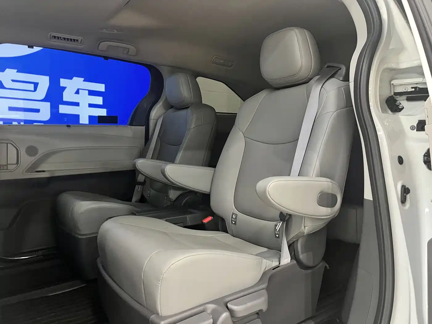 Toyota Granvia 2024 2.5L Hybrid Comfort фото 7