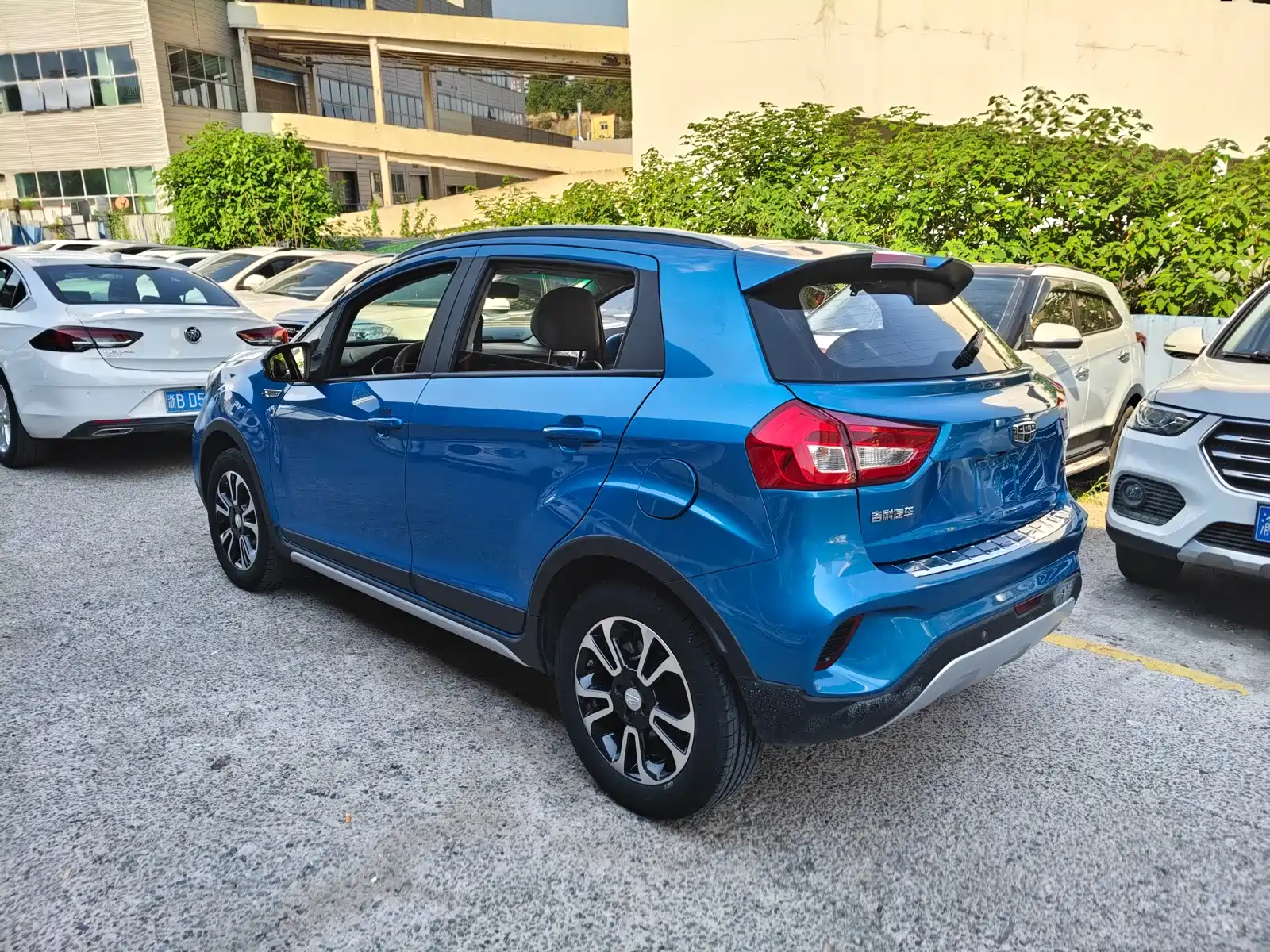 Фото 11 - Geely Vision X3