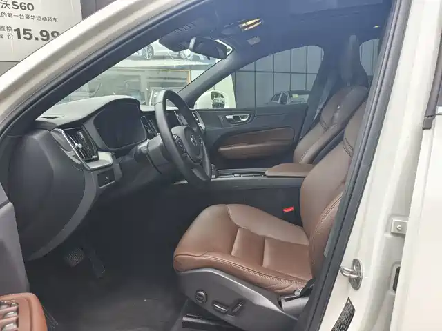 Volvo XC60 2024 B5 AWD Zhiyi Luxury Edition — фото 5