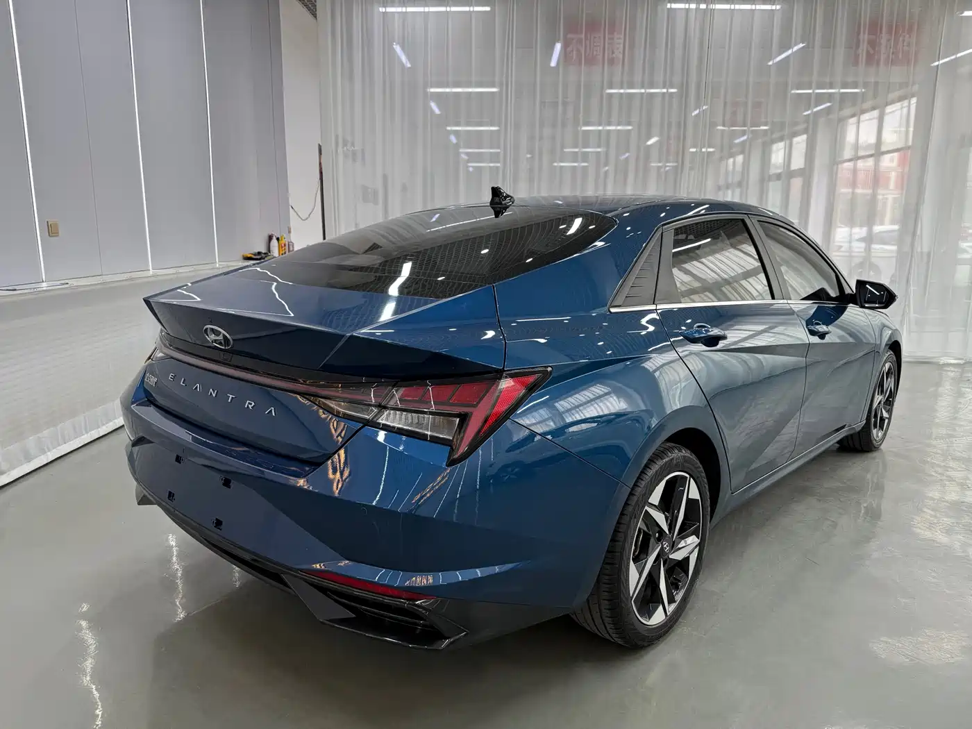 Hyundai Elantra 2022 1.5L CVT LUX Premium Edition фото 6