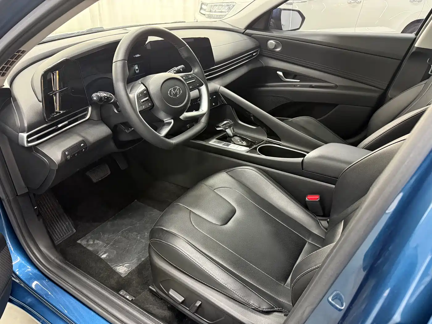 Hyundai Elantra 2022 1.5L CVT LUX Premium Edition фото 12