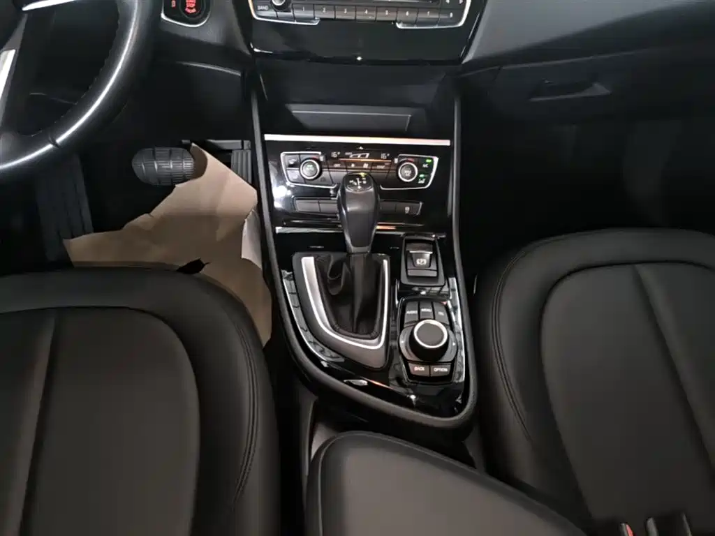 BMW 2 Series Touring 2016 218i Leading фото 14