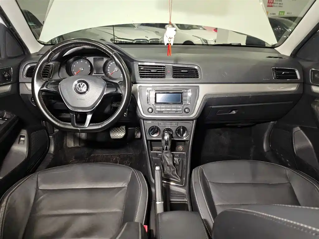 Volkswagen Lavida 2015 1.6L Automatic Comfort Edition фото 16