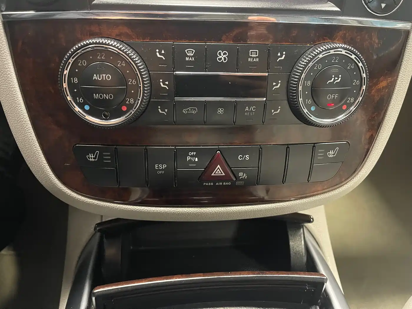 Mercedes-Benz R-Class 2010 R 350 L 4MATIC Grand Edition фото 30