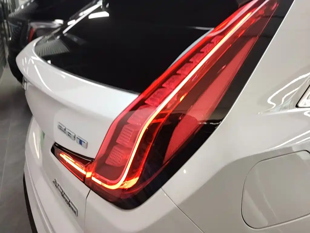 Photo 8 - Cadillac XT4
