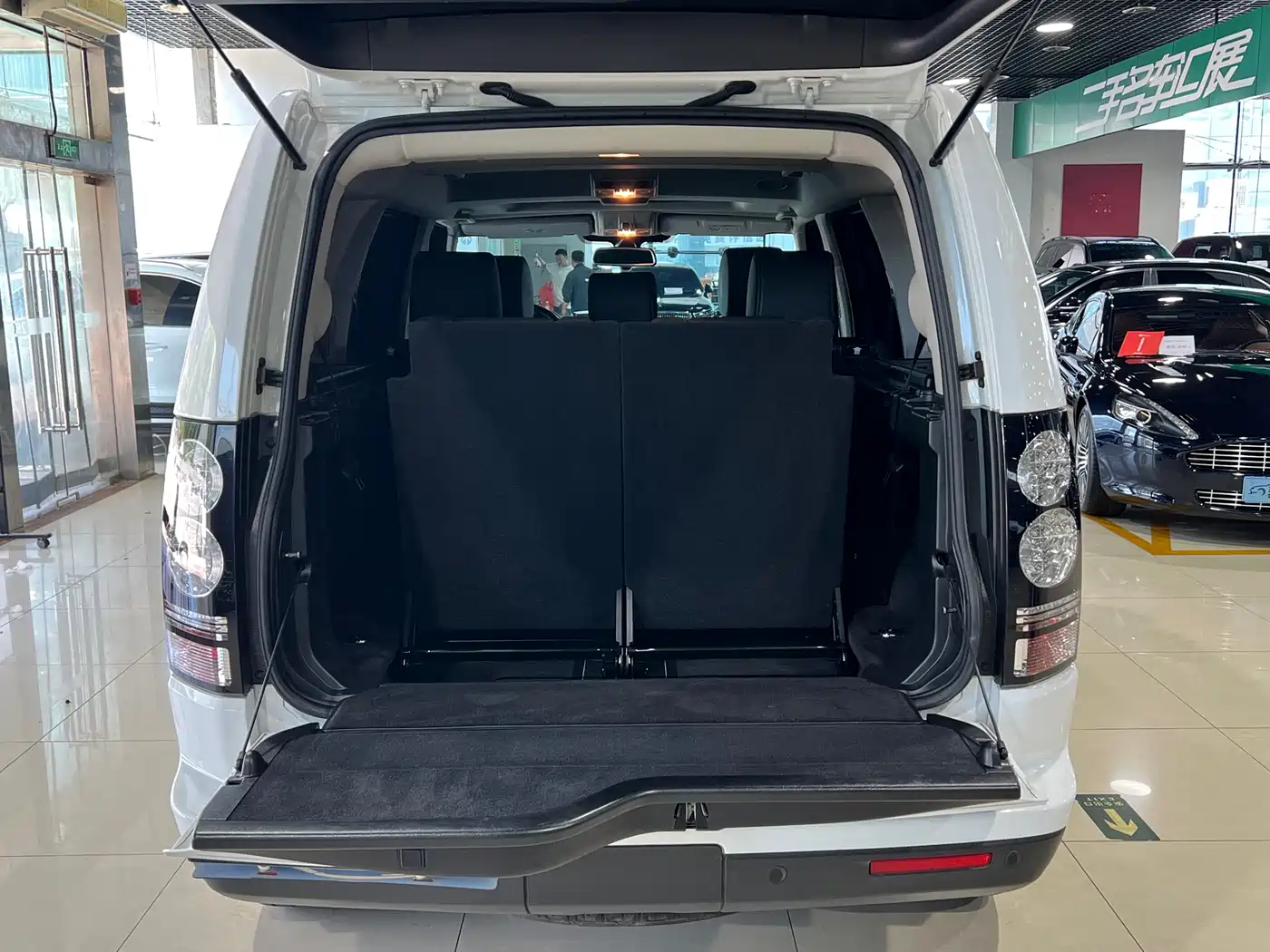Land Rover Discovery 2016 3.0 SC Gloss Black Collector's Edition HSE фото 29