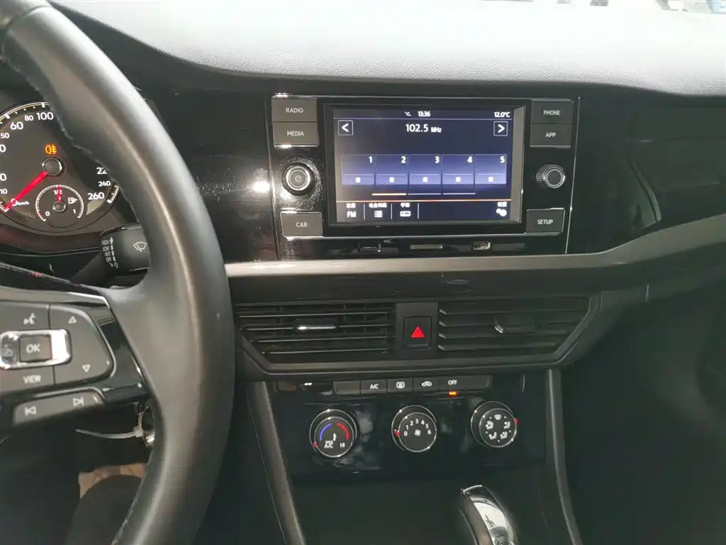 VOLKSWAGEN BORA
