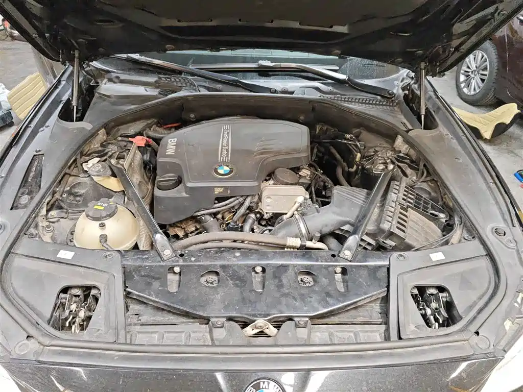 BMW 5 Series 2014 528Li Leading Edition фото 16