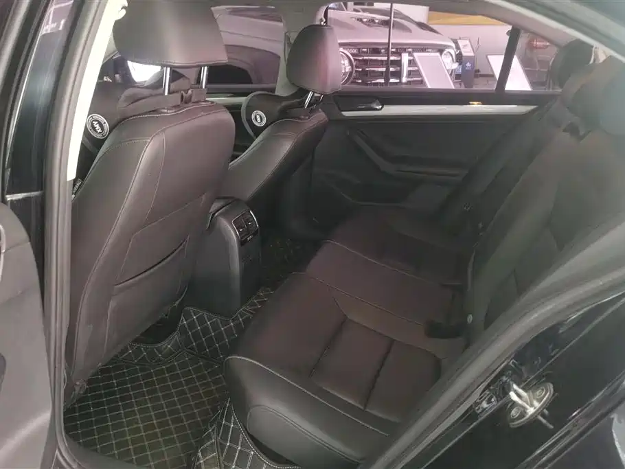 Volkswagen Sagitar 2015 1.6L Automatic Comfort фото 11