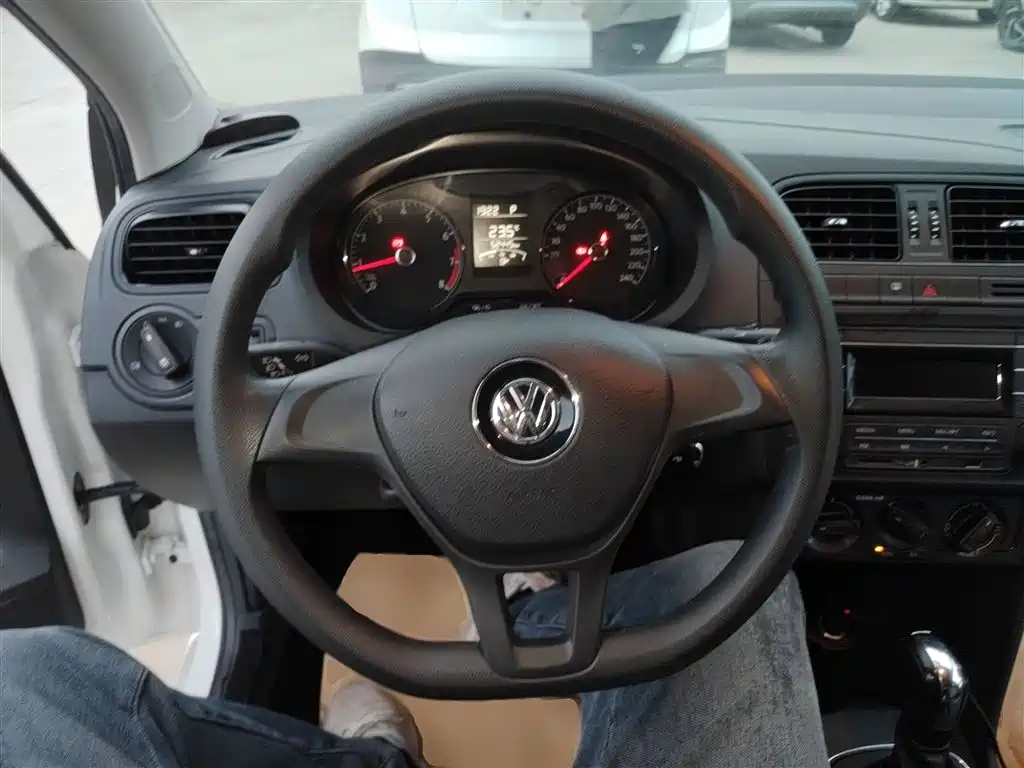 Volkswagen Polo 2016 1.4L Automatic Trend фото 7