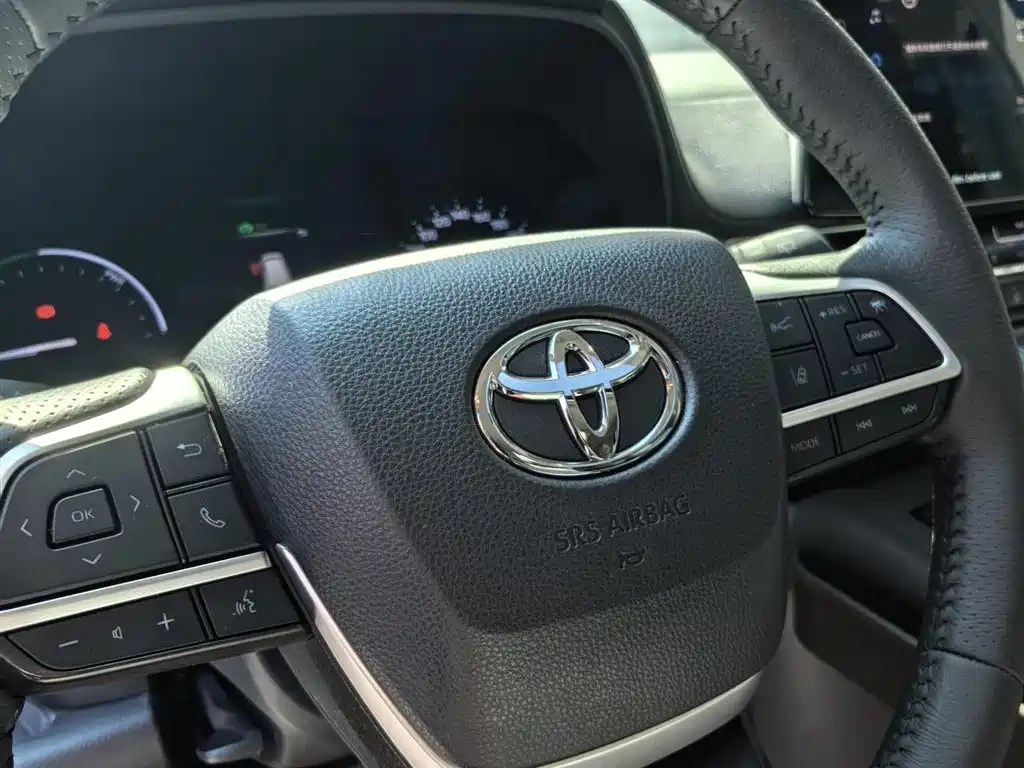 Toyota Granvia 2024 2.5L Hybrid Premium PLUS фото 10