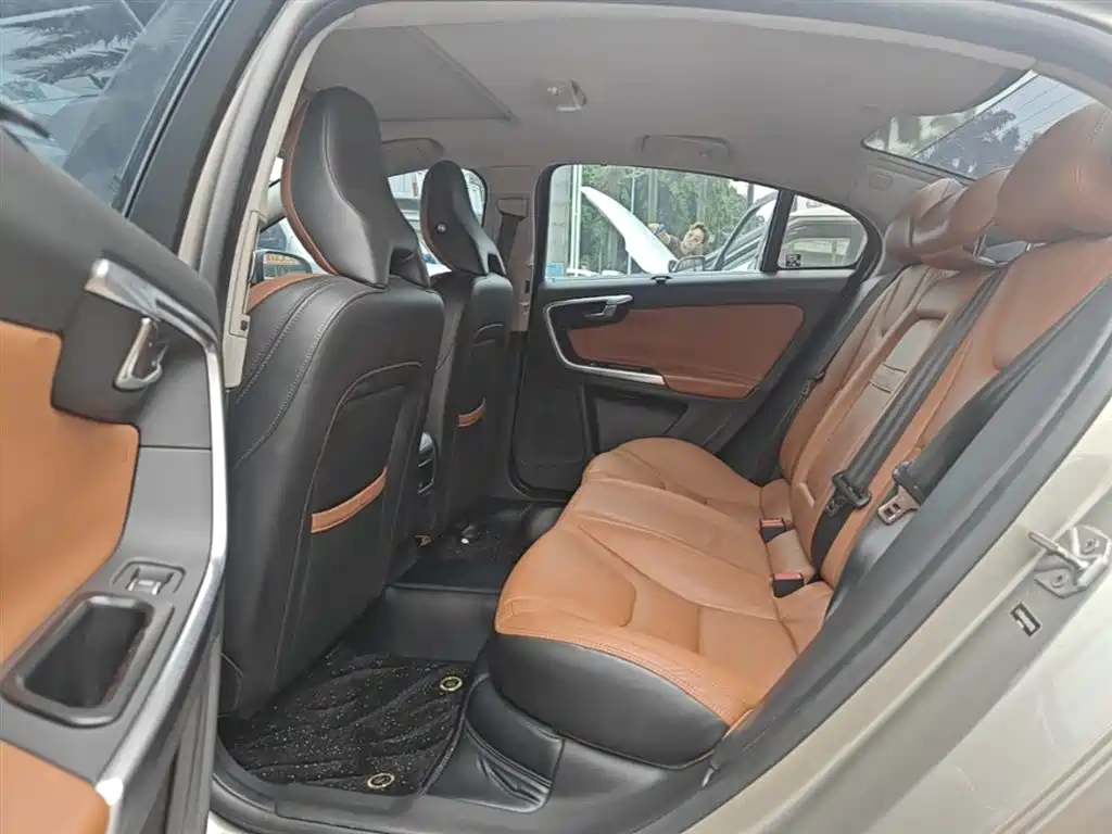 Фото 17 - Volvo S60