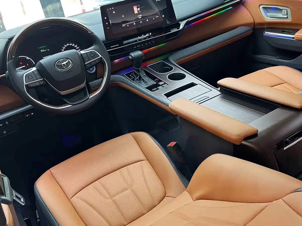 Toyota Granvia 2024 2.5L Hybrid Luxury фото 9
