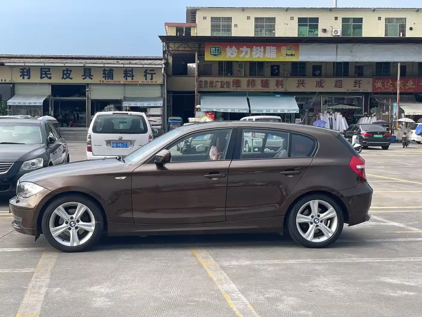 BMW 1 Series (Import) 2010 120i Chocolate Limited Edition фото 3