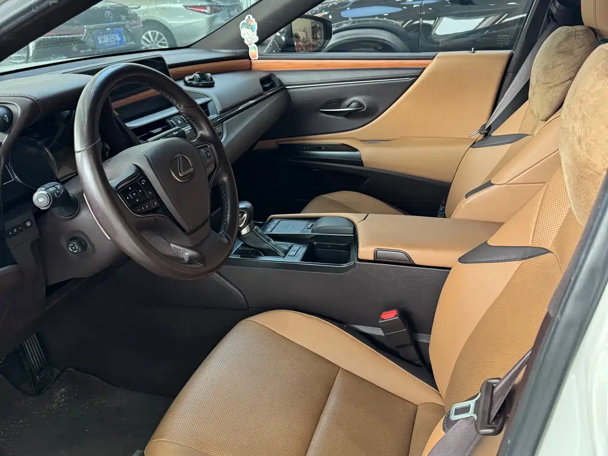 Lexus ES 2021 200 Excellence Edition фото 5