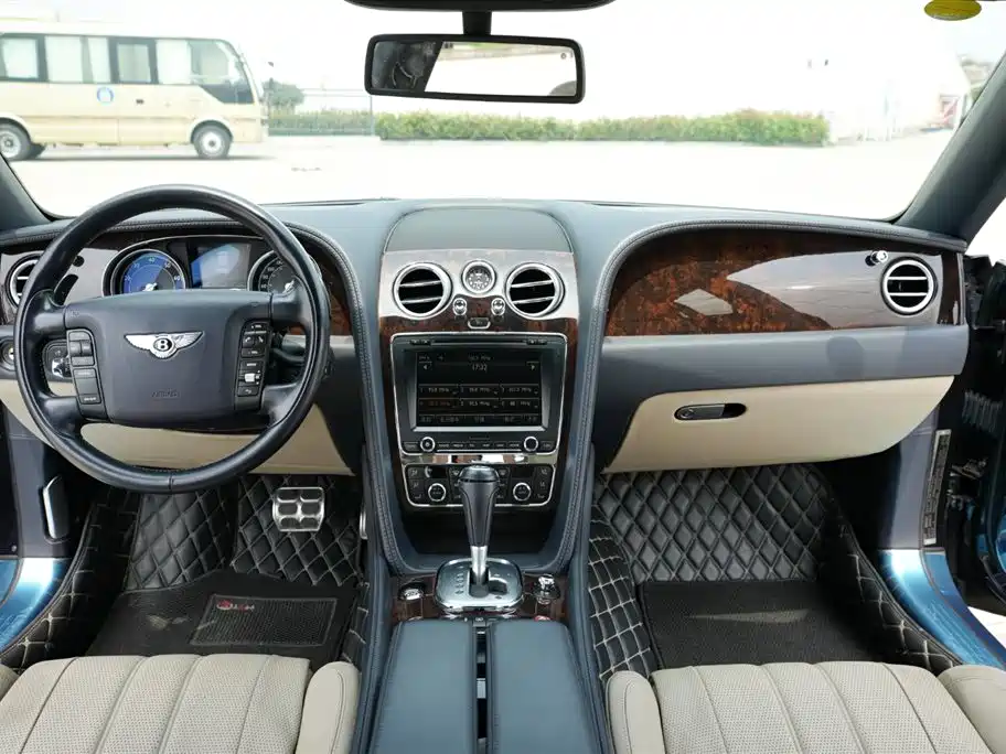 Фото 8 - Bentley Flying Spur