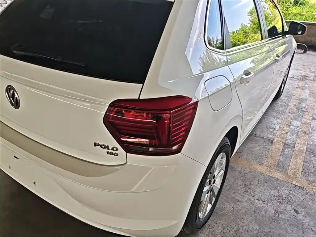 VOLKSWAGEN POLO