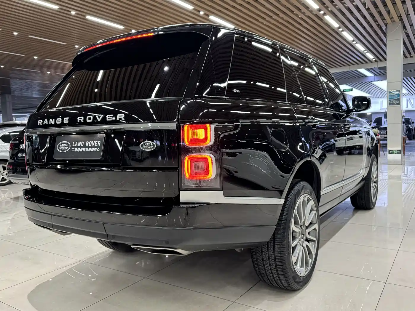 Land Rover Range Rover 2019 3.0 SC V6 Golden Age Edition фото 5
