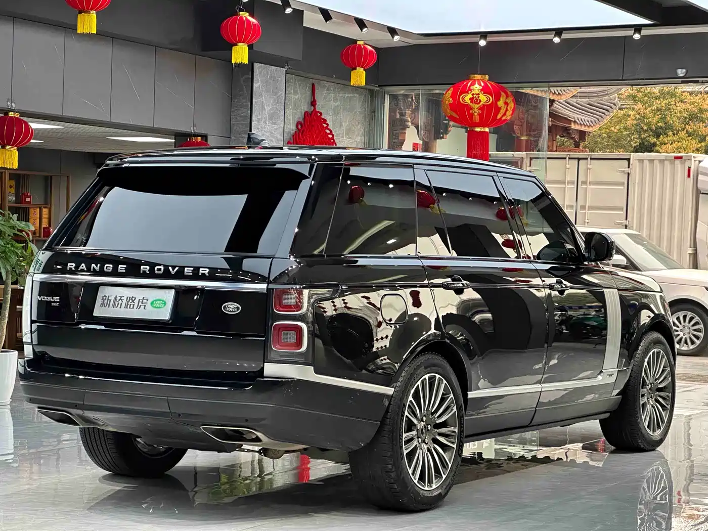 Land Rover Range Rover 2020 3.0 L6 Heritage Extended Edition фото 20