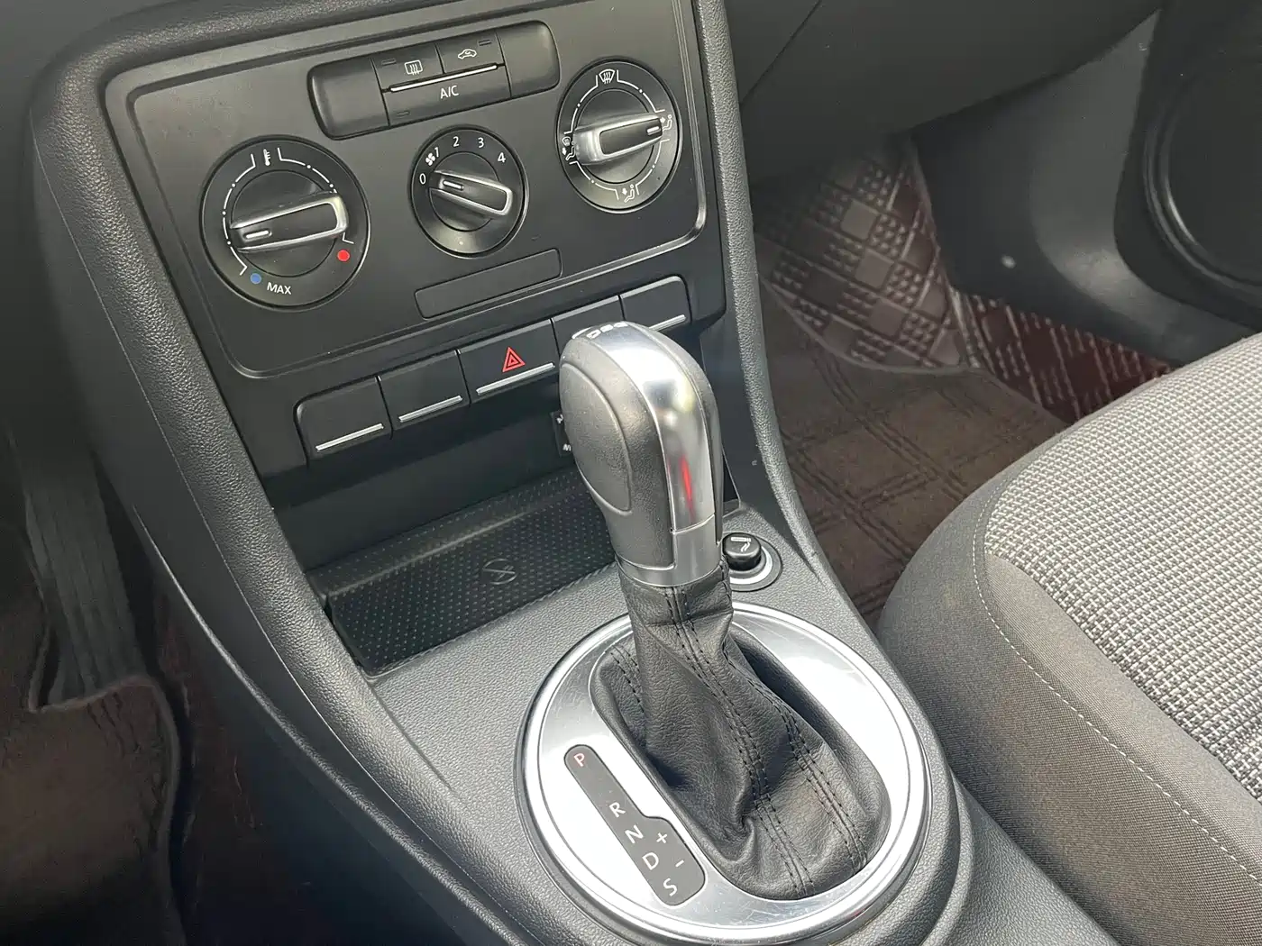 Volkswagen Beetle 2014 1.4TSI Fashion Edition фото 15