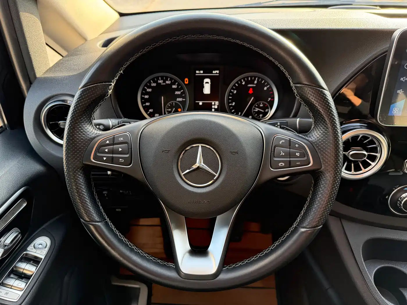 Mercedes-Benz Vito 2023 2.0T Business 7-Seater фото 17
