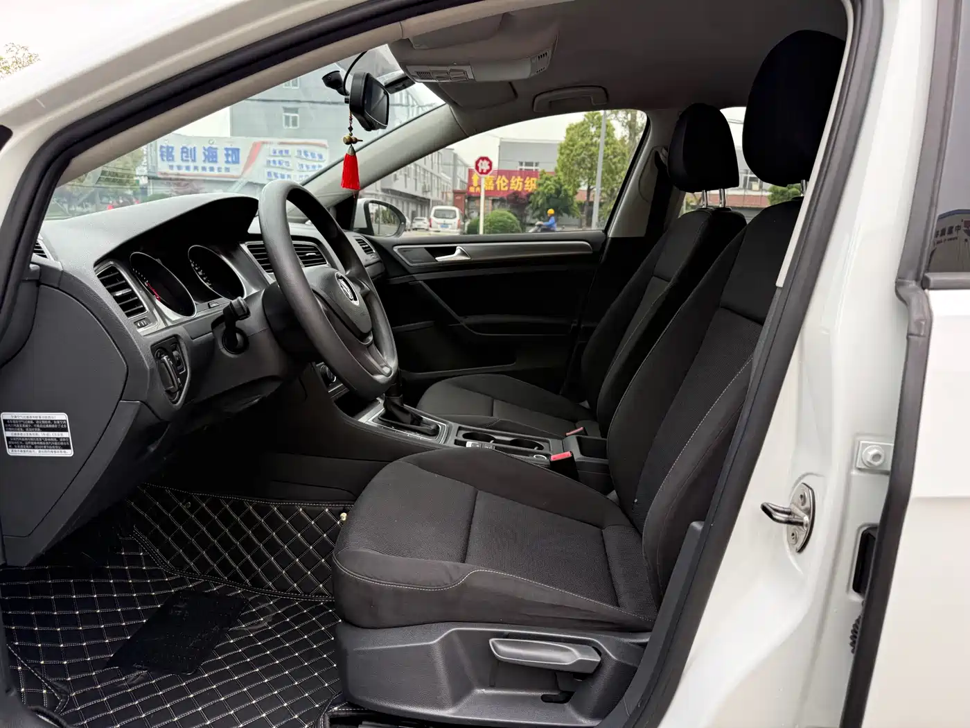 Volkswagen Golf 2014 1.6L Automatic Fashion Edition фото 13