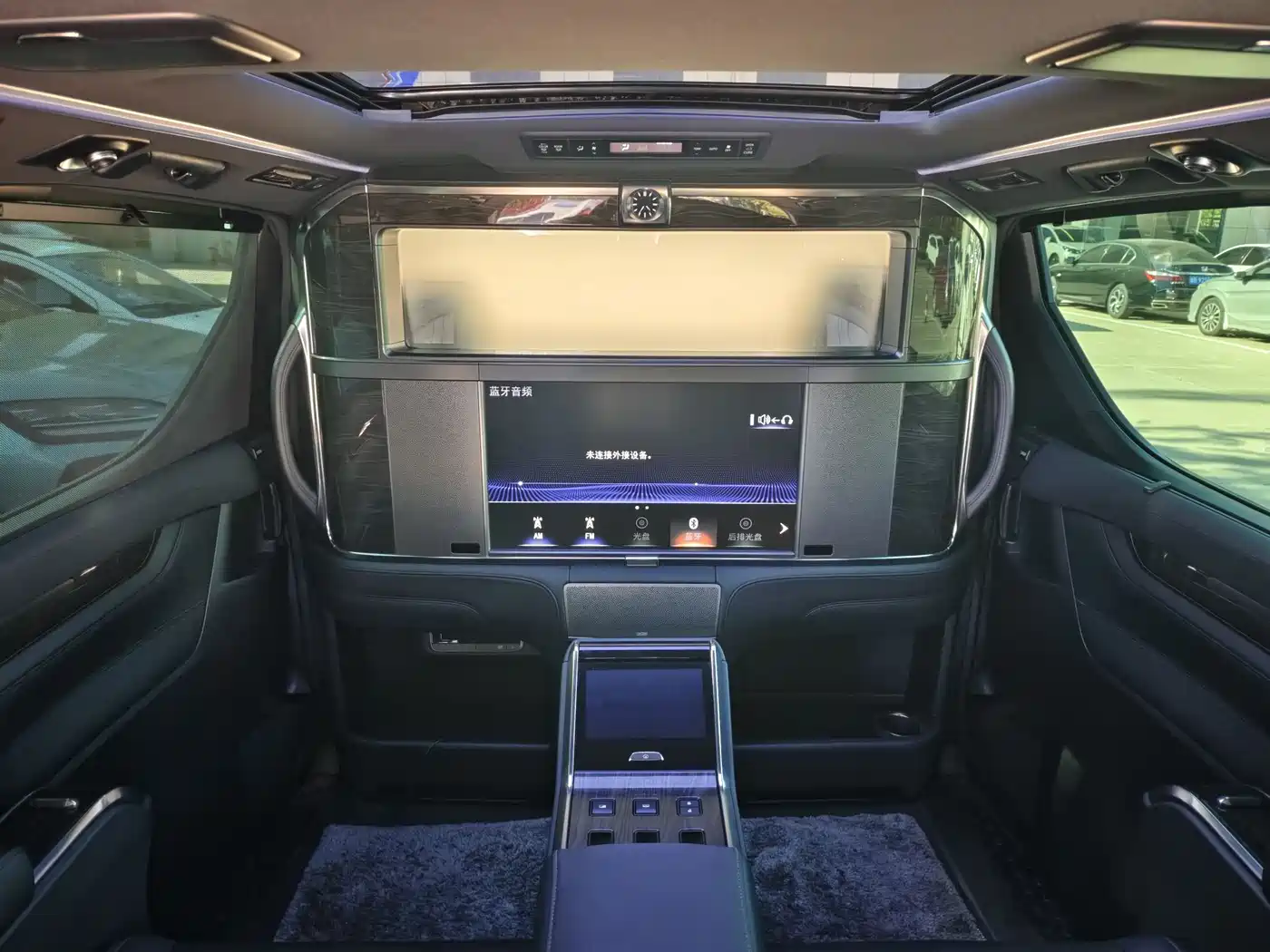 Lexus LM 2020 300h 4-Seat Imperial Edition фото 16
