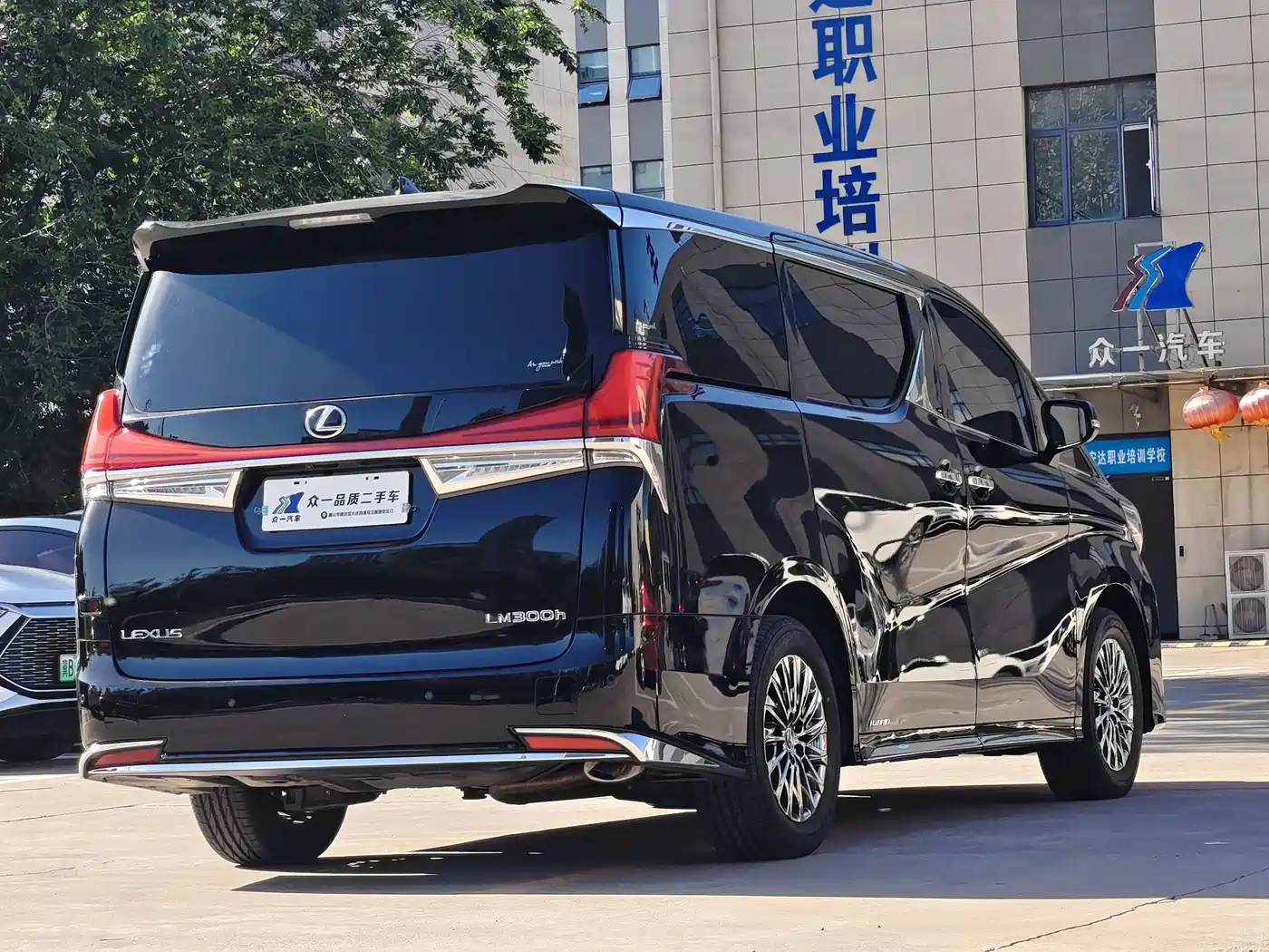 Lexus LM 2020 300h 4-Seat Imperial Edition фото 7