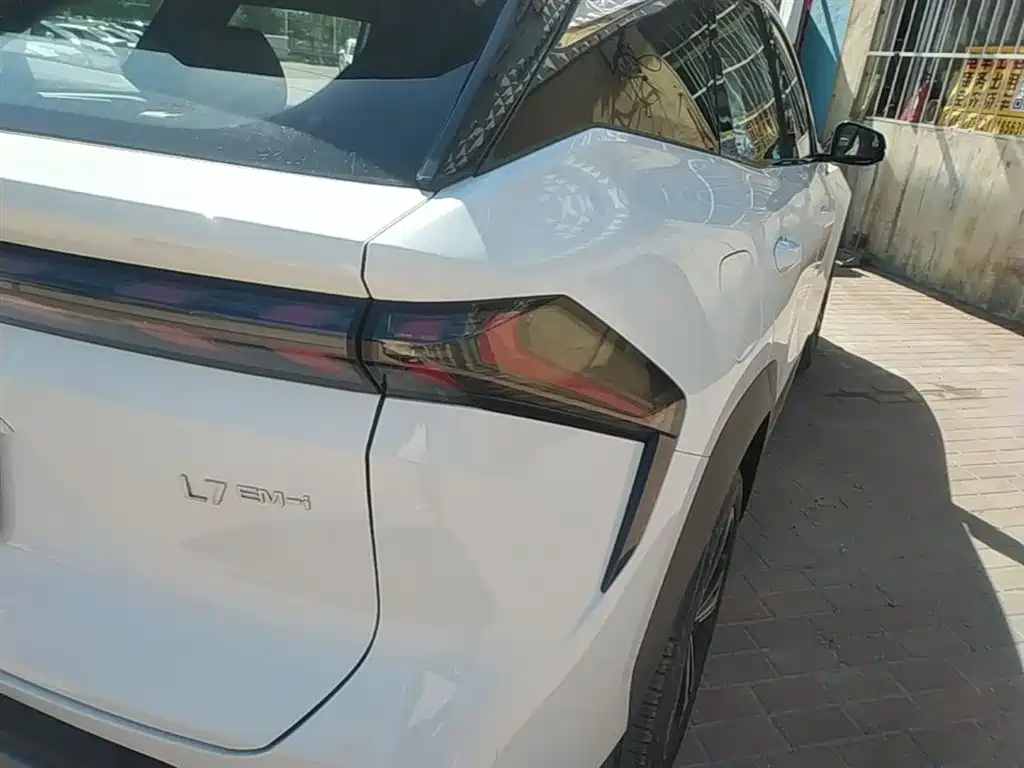 Geely Galaxy Galaxy L7 2025 EM-i 115km Explorer+ Edition фото 8
