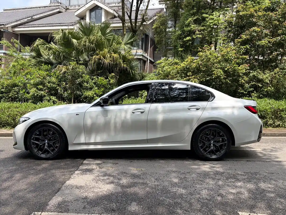 BMW 3 Series 2025 330i M Sport Night Edition фото 6