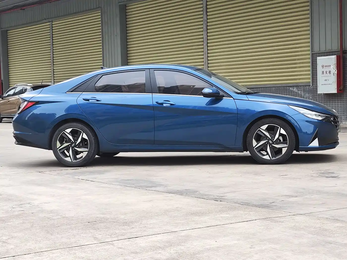 Hyundai Elantra 2021 1.5L CVT LUX Premium Edition фото 8