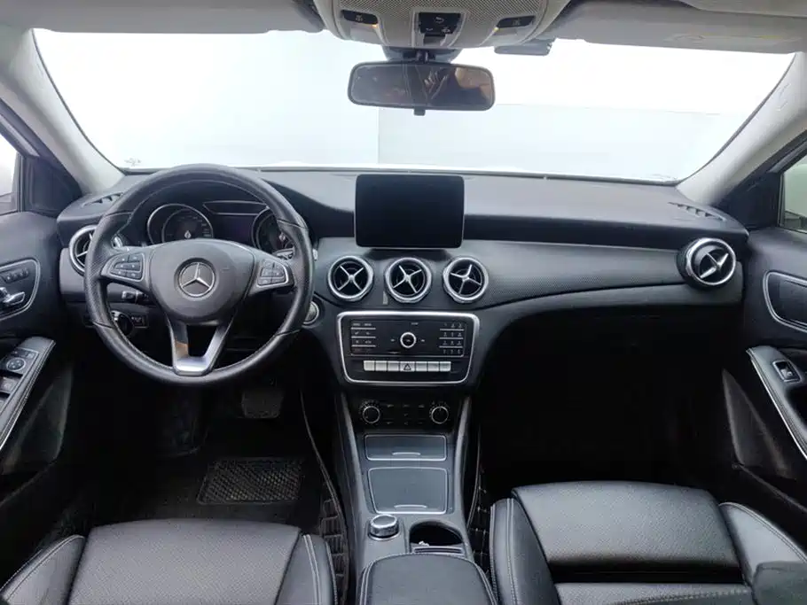 Mercedes-Benz GLA 2018 GLA 200 Dynamic фото 12