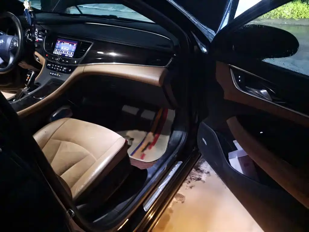 Photo 20 - Buick LaCrosse