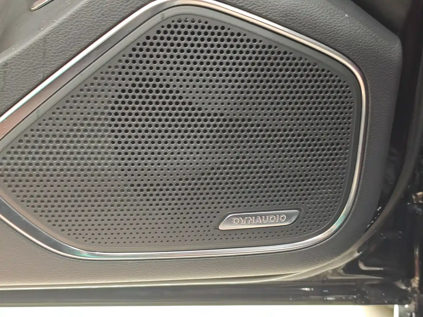 Hongqi H5 2024 2.0T Automatic Smart Connect Flag Smooth Edition фото 16