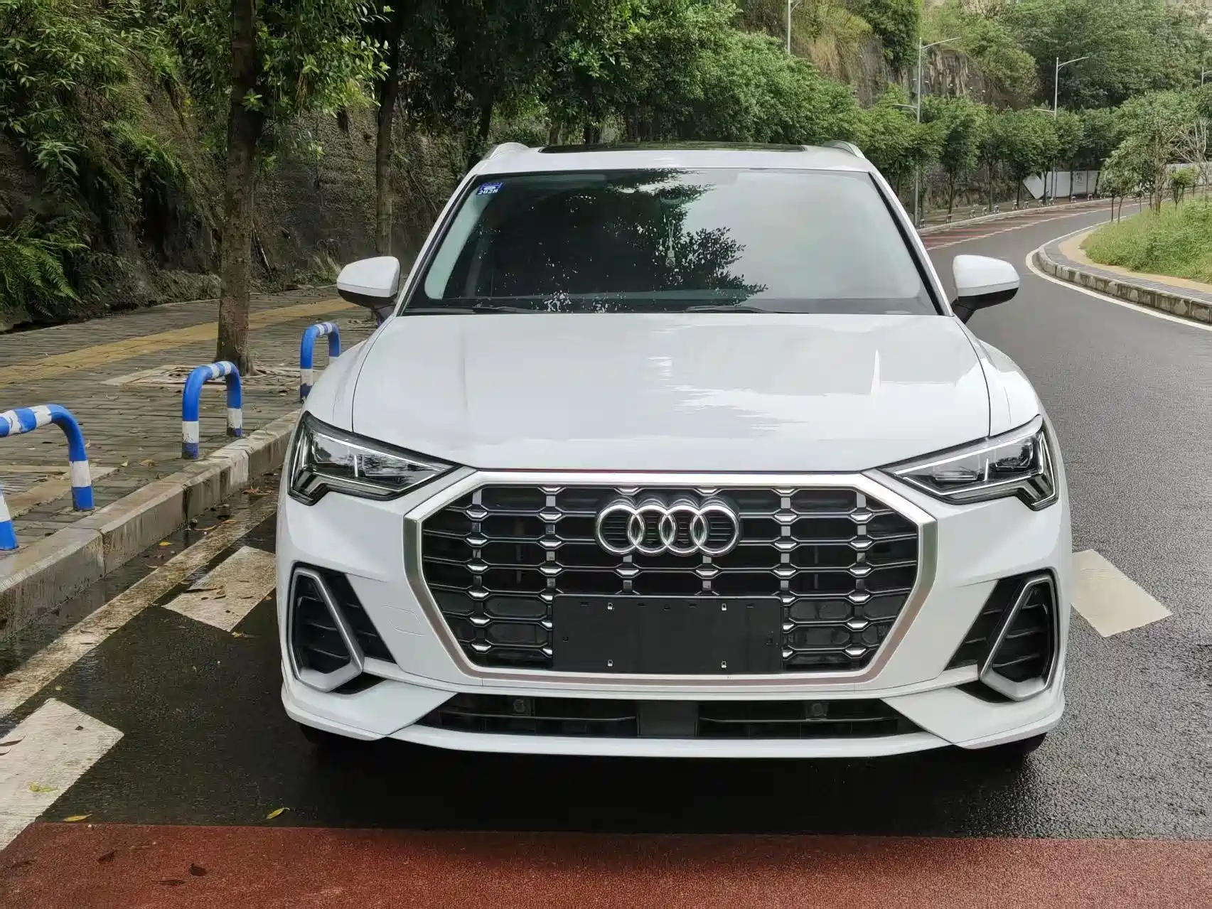 Photo 2 - Audi Q3