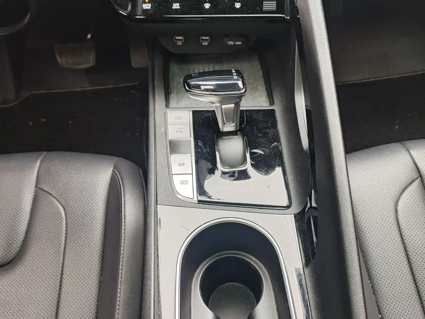 Hyundai Elantra 2021 1.5L CVT LUX Premium Edition фото 17