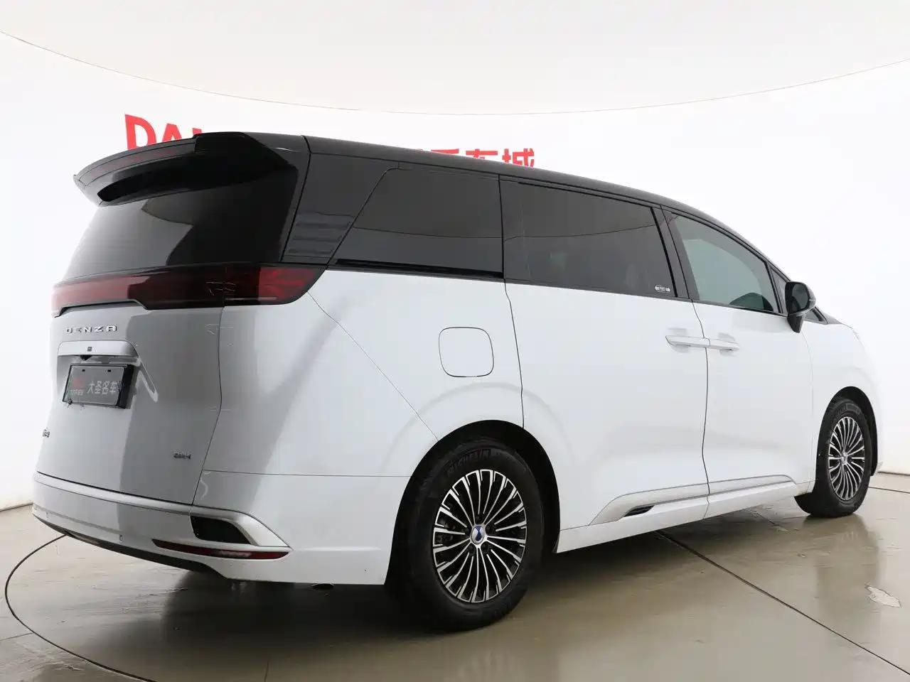 Denza D9 2024 DM-i 1050 Premium фото 14