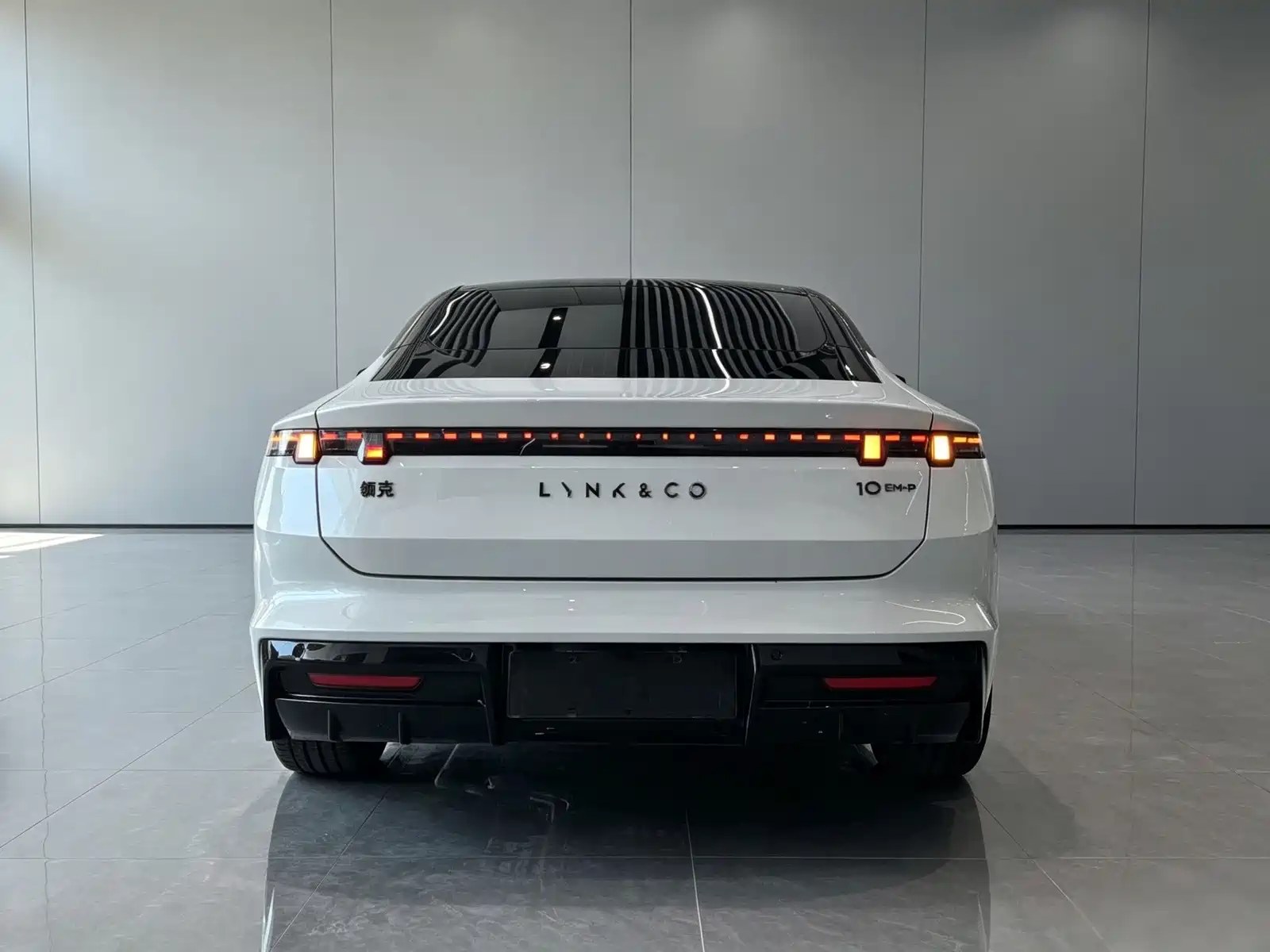 Photo 8 - Lynk & Co 10 EM-P