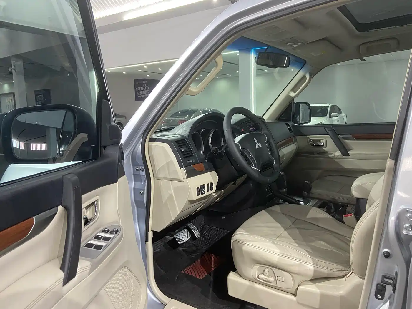 Mitsubishi Pajero (Import) 2008 2009 3.8L 5-Door Flagship